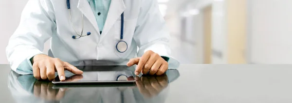 Médico Masculino Sentado Mesa Con Tableta Consultorio Del Hospital Personal —  Fotos de Stock