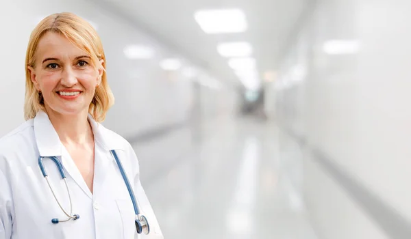 Ανώτερος Γυναίκα Ιατρός Που Εργάζεται Στο Νοσοκομείο Ιατρική Περίθαλψη Και — Φωτογραφία Αρχείου