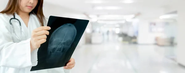 Kobieta Lekarz Lub Chirurg Badając Pacjenta Ray Obrazów Szpitalu Medyczne — Zdjęcie stockowe