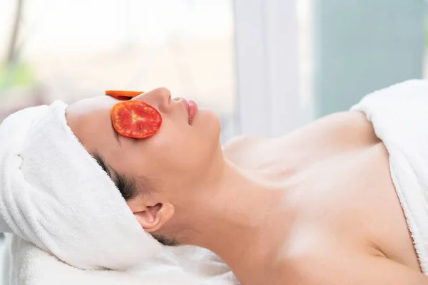 Relaxado Jovem Mulher Recebendo Tratamento Olho Natureza Por Tomate Resort — Fotografia de Stock