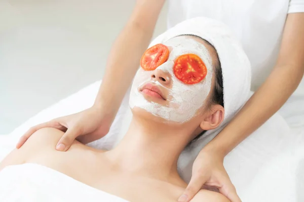 Mulher Bonita Ter Tratamento Máscara Facial Com Extrato Creme Tomate — Fotografia de Stock