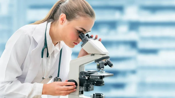 Wissenschaftler Forscher Unter Dem Mikroskop Labor Medizintechnik Und Pharmazeutisches Forschungs — Stockfoto