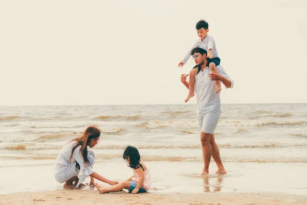 母と子供の幸せな家庭は 夏に熱帯の砂浜に休暇を行く — ストック写真