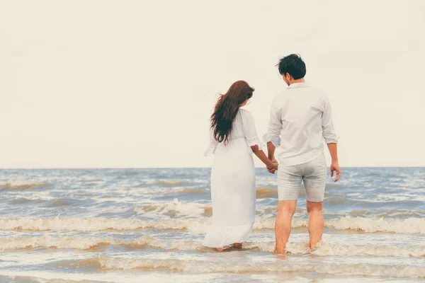 Lyckligt Par Kommer Smekmånad Resa Tropisk Sandstrand Sommar — Stockfoto