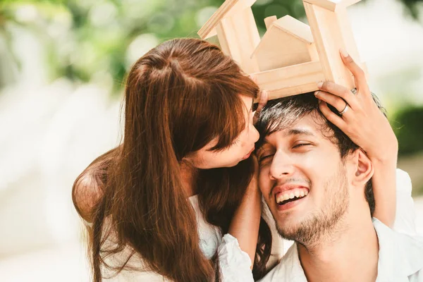 Mladý Pár Úmyslu Koupit Dům Mít Šťastný Život — Stock fotografie