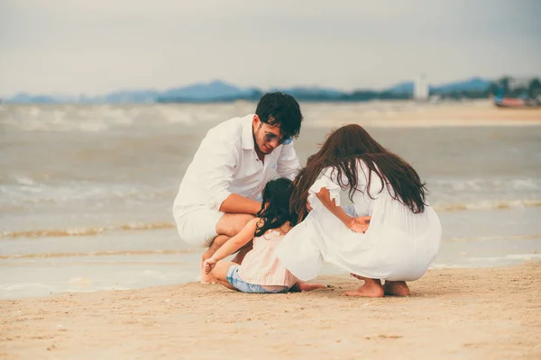 Heureuse Famille Père Mère Enfants Vacances Sur Une Plage Sable — Photo