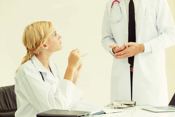 Jeune Femme Médecin Bureau Hôpital Ayant Une Conversation Avec Autre — Photo