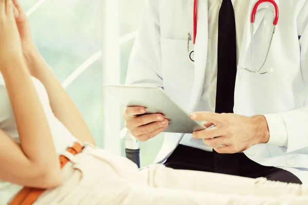 Médico Masculino Está Hablando Examinando Una Paciente Consultorio Del Hospital — Foto de Stock