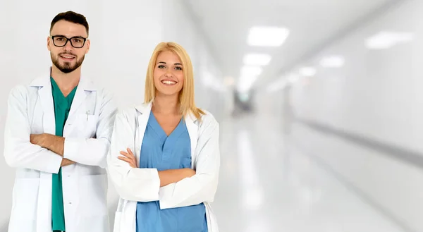 Dottore Che Lavora Con Altro Dottore Ospedale Assistenza Sanitaria Servizio — Foto Stock