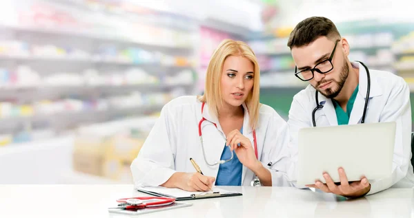 Farmacista Che Lavora Con Computer Portatile Ufficio Mentre Discuteva Con — Foto Stock