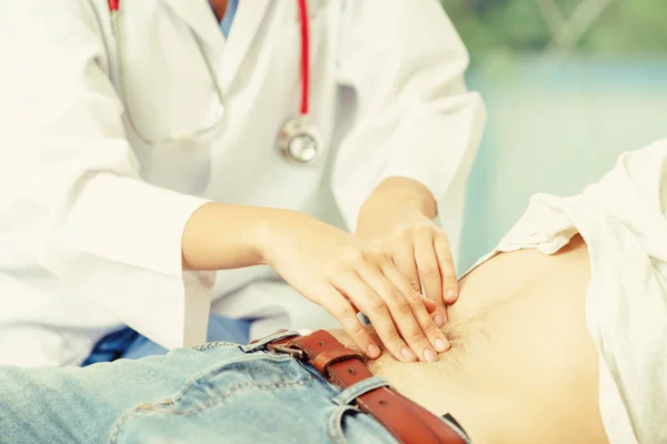 Doctora Está Hablando Examinando Paciente Masculino Oficina Del Hospital Asistencia —  Fotos de Stock