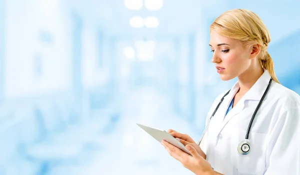 Médecin Utilisant Une Tablette Hôpital Soins Médicaux Service Personnel Médical — Photo