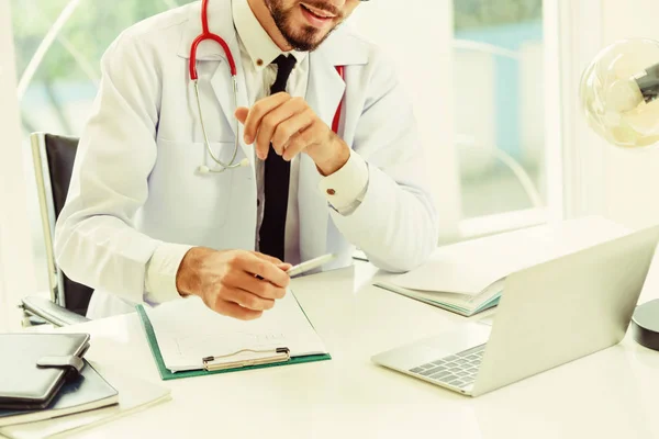 Doctor Trabajando Computadora Portátil Mesa Oficina Hospital Concepto Médico Sanitario — Foto de Stock