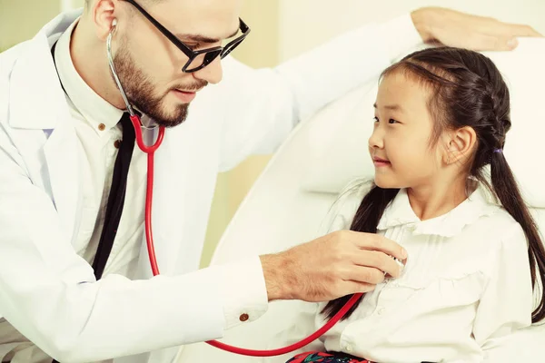 Joven Doctor Examinando Niño Oficina Del Hospital Niño Feliz Tiene — Foto de Stock