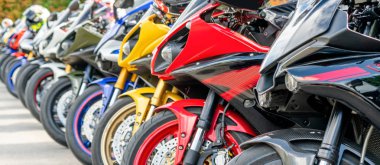 Macera yolculuğu sırasında şehir caddesinde motosiklet grubu otoparkı. Motosikletçiler toplum seyahati kavramı.