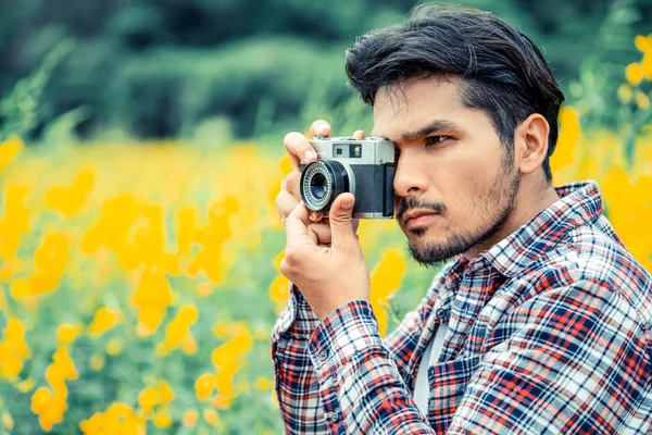 Young Hipster Man Taking Photo Old Style Camera Nature Landscape — Stock Photo, Image