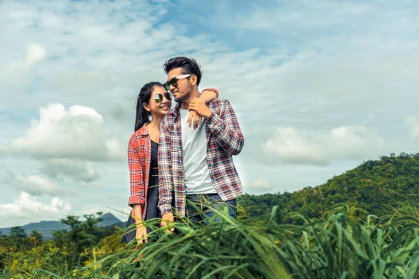 Pareja Feliz Dar Paseo Romántico Campo Hierba Verde Las Colinas — Foto de Stock