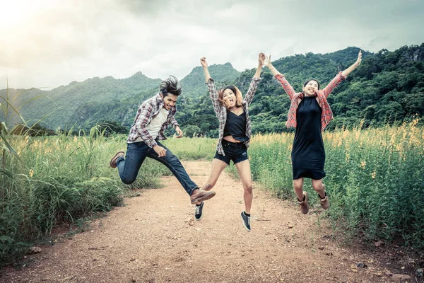 Gelukkige Jonge Mensen Springen Lucht Tijdens Het Reizen Berg Natuurpad — Stockfoto