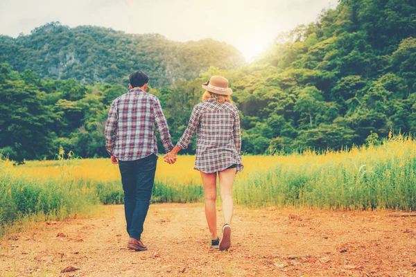 Lyckligt Par Romantisk Promenad Grönt Gräs Fält Kullarna Resor Och — Stockfoto