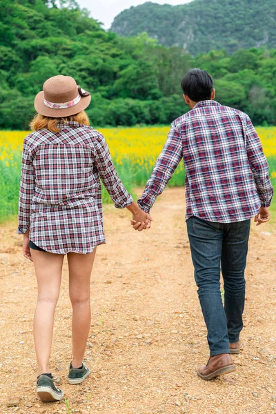 Lyckligt Par Romantisk Promenad Grönt Gräs Fält Kullarna Resor Och — Stockfoto