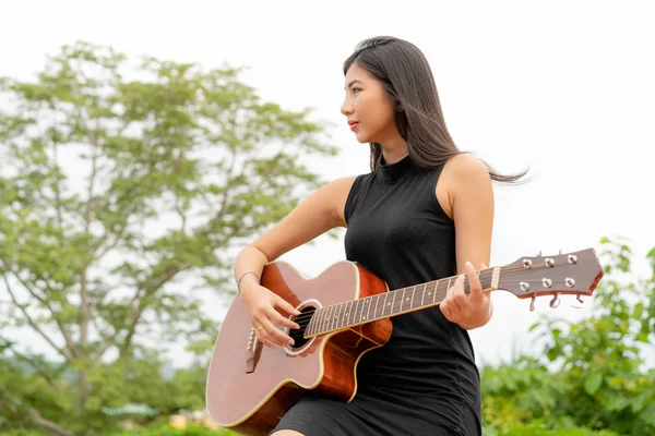 Mulher Feliz Toca Guitarra Com Fundo Natureza Conceito Música Relaxamento — Fotografia de Stock