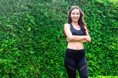 Genç kadının sabah egzersiz genel Park yapması spor. Sağlıklı yaşam konsepti.