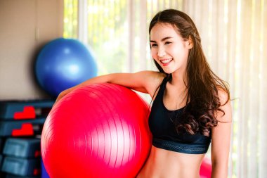 Güzel genç kadın fitness Center'da fitness topu ile pilates egzersiz yapmak. Sağlıklı yaşam konsepti.