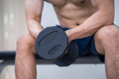 Kaslı adam vücut fitness spor salonu Eğitim dumbbells ile. Sağlıklı yaşam tarzı ve vücut geliştirme kavramı.