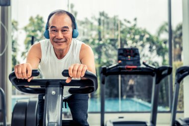 Komuta sizde egzersiz fitness Center'da Bisiklete binme makinede. Olgun sağlıklı yaşam tarzı.