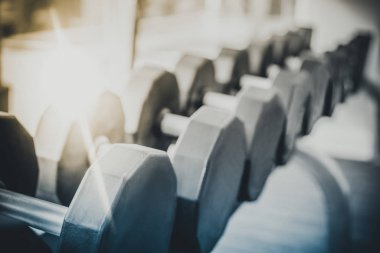 Fitness merkezi raf üzerinde halter. Vücut geliştirme kavramı.