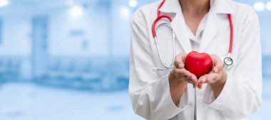Kırmızı bir kalp Hastanesi ofiste tutan doktor. Tıbbi doktor ve sağlık personeli hizmet anlayışı.