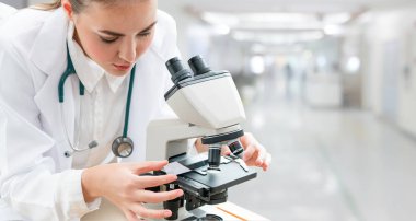 Bilim adamı araştırmacı laboratuarda mikroskop kullanarak. Tıbbi sağlık teknoloji ve ilaç araştırma ve geliştirme kavramı.