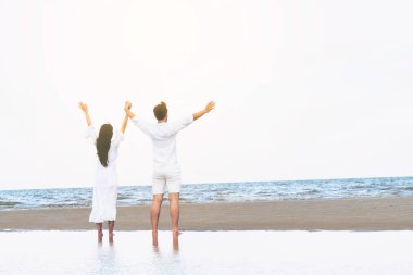 Mutlu çift balayı gidiş tropikal kum plaj yaz aylarında seyahat..