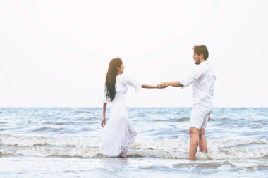 Mutlu çift balayı gidiş tropikal kum plaj yaz aylarında seyahat..