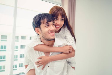Mutlu genç çift rahatlatıcı sabah uyandıktan sonra eve yatak odasında.