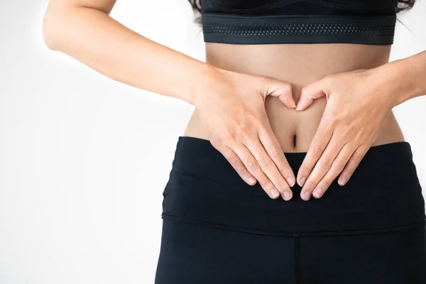 Primer Plano Joven Mujer Ropa Deportiva Haciendo Gesto Forma Corazón — Foto de Stock