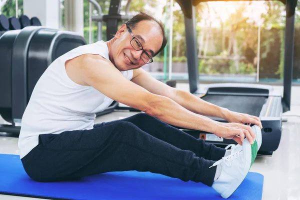 Senior Man Lichaam Die Zich Uitstrekt Het Fitnesscentrum Gezonde Levensstijl — Stockfoto