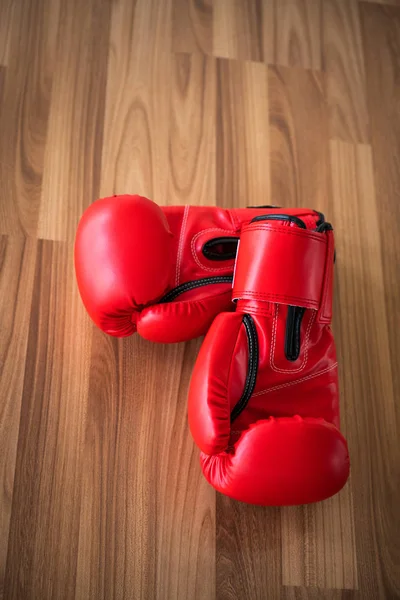 Guantes Boxeo Rojos Sobre Fondo Madera Concepto Deporte Estilo Vida —  Fotos de Stock