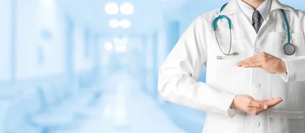 Männlicher Arzt Krankenhaus Öffnet Die Handfläche Kopierraum Für Ihren Text — Stockfoto