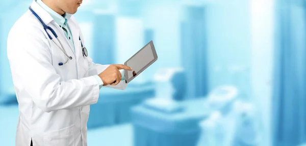 Médico Masculino Usando Computador Tablet Hospital Pessoal Investigação Médica Serviço — Fotografia de Stock