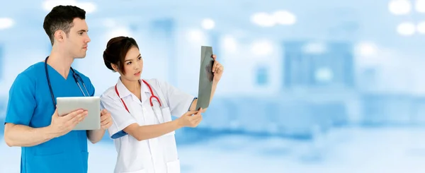 女医生在与另一名医生讨论在医院里拿着平板电脑的时候 医疗保健人员和医生服务 — 图库照片