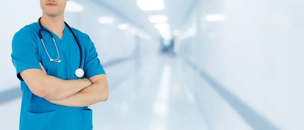 病院で働く若い男性医師 医療スタッフサービス — ストック写真