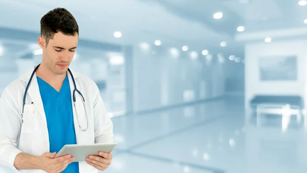 Doctor Usando Tableta Hospital Servicio Atención Médica Personal Médico — Foto de Stock