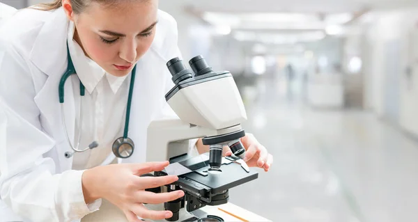 Forskare Forskar Med Hjälp Mikroskop Laboratorium Hälso Och Medicinteknik Och — Stockfoto