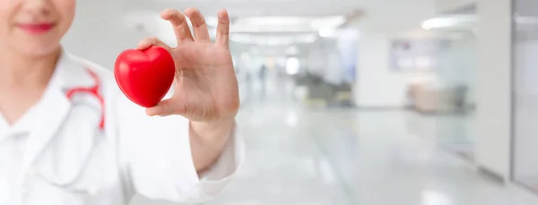 Läkaren Håller Ett Rött Hjärta Sjukhuset Kontor Medicinsk Vård Och — Stockfoto