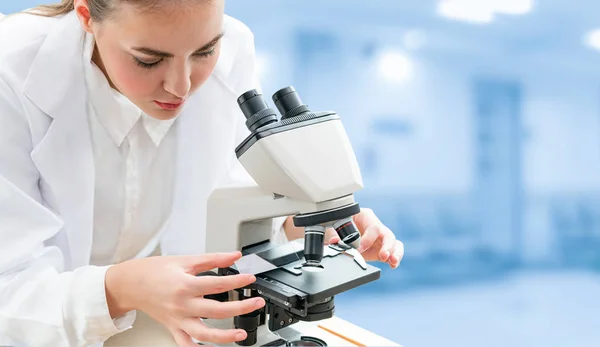 Wetenschapper Onderzoeker Met Behulp Van Microscoop Laboratorium Medische Gezondheidszorg Technologie — Stockfoto