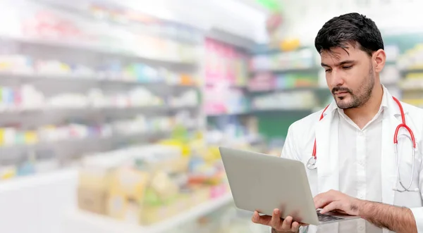 Farmacista Medico Che Utilizza Computer Portatile Nella Stanza Della Farmacia — Foto Stock