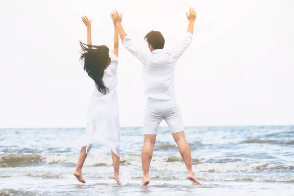 Joyeux Couple Voyageant Lune Miel Sur Une Plage Sable Tropical — Photo