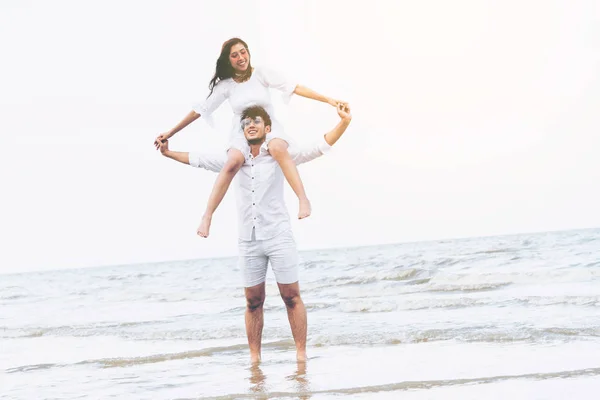 Mutlu Çift Balayı Gidiş Tropikal Kum Plaj Yaz Aylarında Seyahat — Stok fotoğraf
