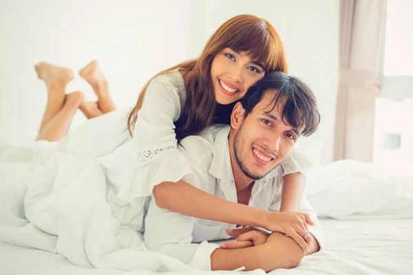 Jovem Casal Feliz Relaxando Quarto Casa Depois Acordar Manhã — Fotografia de Stock